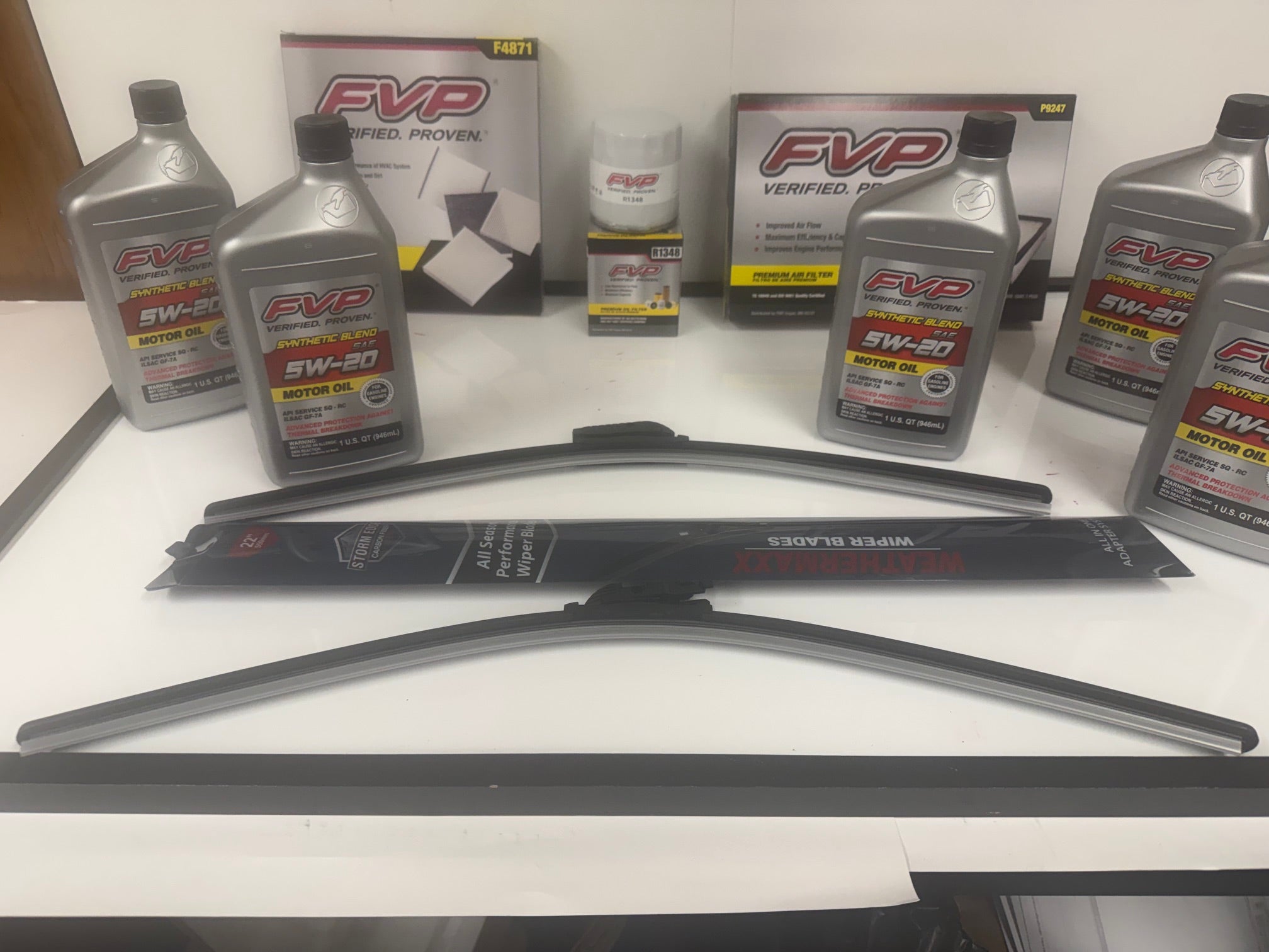 Super Deal - Air & Cabin Filter - 2 Carbon Fiber Wipers - 5 Quarts FVP Oil And Oil Filter